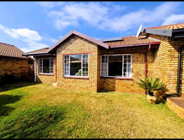 3 BEDROOM TOWNHOUSE FOR SALE IN ROOIHUISKRAAL NORTH